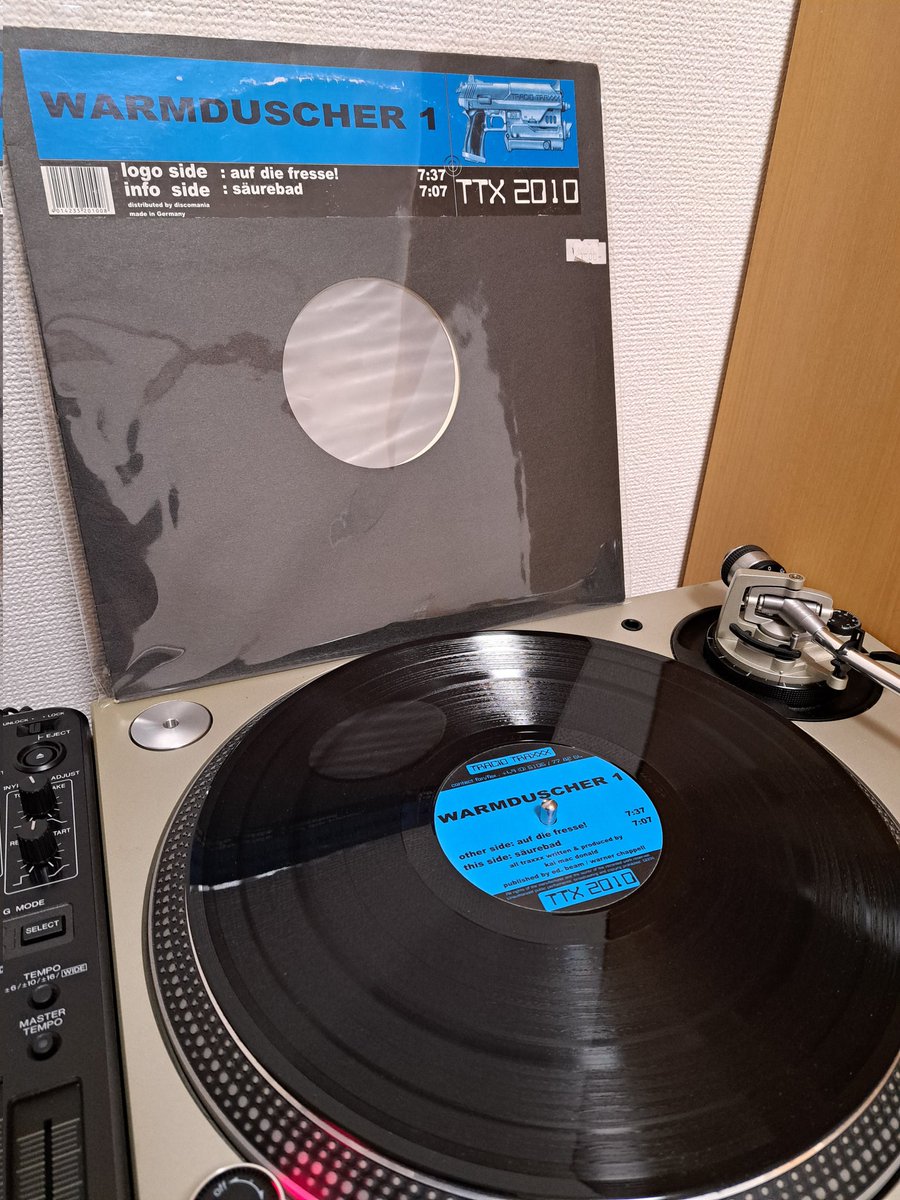 isacop0101's tweet image. Warmduscher 1/
A-aur die fresse
B-saurebad
基本的にtracid traxxxの曲は好きなので集めてしまいがち
レーベルのトレードマークであるイカつい拳銃がカッコイイ
youtu.be/KYjpx32ZVYM?si…