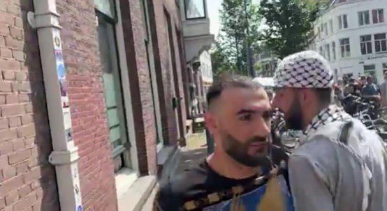 Tolerantie en inclusie hebben Nederland op het punt gebracht dat een politieagent bang is om een nektasje 👇 tegen de grond te knuppelen voor het aanvallen van een voorbijganger.
Wat heb ik toch een ongelofelijke hekel aan lafaards; aan hen hebben we immers de ondergang van onze