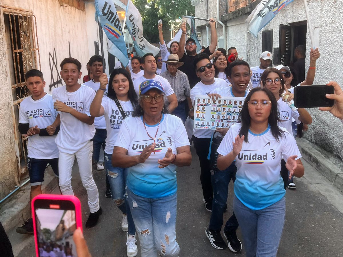 ADOrg_Laraof's tweet photo. #20Jul Contacto Directo Barrio Nuevo, parroquia Concepción invitando a votar en la tarjeta de la unidad, la de la manito @unidadvenezuela junto a @VictorVargasLV Secretario Juvenil Nacional de @ADemocratica en Resistencia. Este #28Jul los adecos votan por @EdmundoGU en la tarjeta de la manito, la de la unidad.