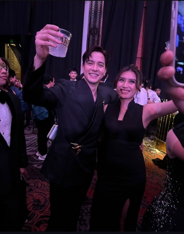 KringCee's tweet photo. Alden Richards and Mav Gonzales in one frame! 🤩
@aldenrichards02
is really a LEADING MAN OF THE CENTURY. 💫✨
They also look good together.
#MavDen #AlMav 😁
#ALDENRichards
#GMAGala2024 https://t.co/IXFrgRmoZl