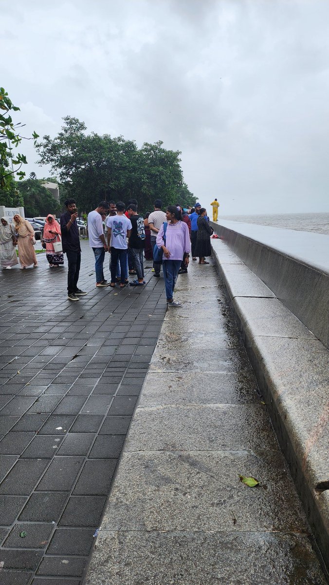 Sundays at Marine Drive are always packed, rains or shine. Great to see the Mumbai Police preventing people from climbing the ledge, especially as they prepare for high tide to hit the shore.  #MumbaiRains