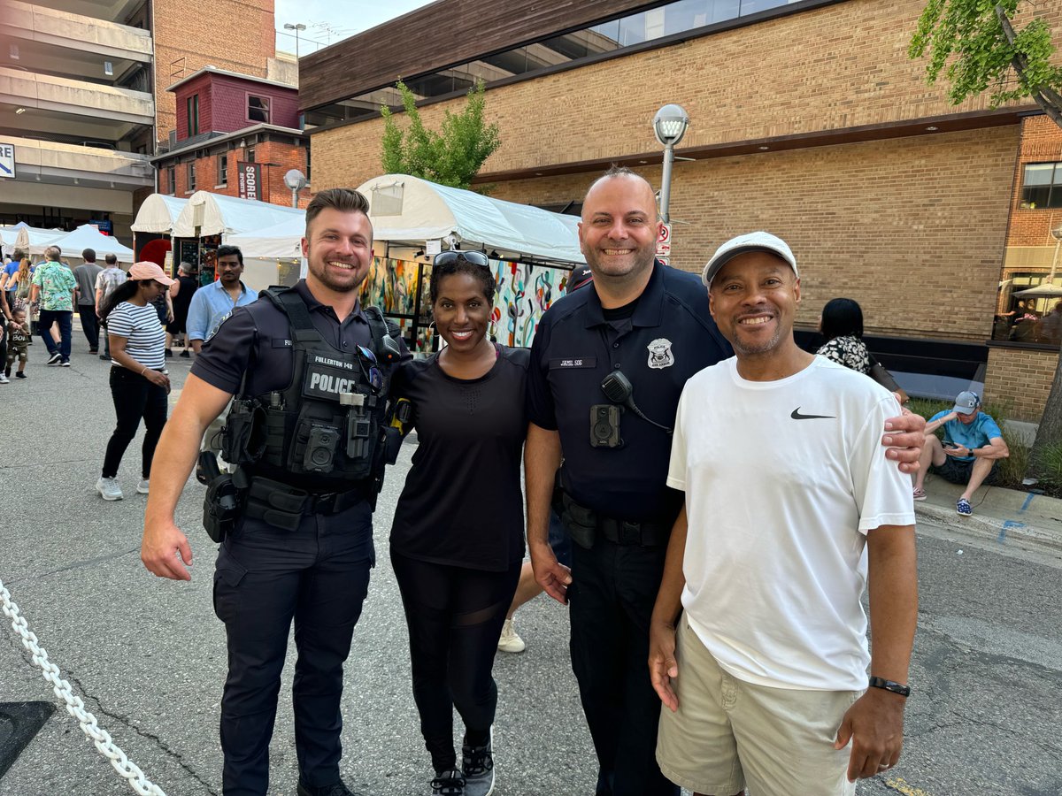 CynthiaForA2's tweet image. Look who we ran into yesterday at the @AnnArborArtFair … Ann Arbor’s finest! Thank you, @A2Police for your service, and for keeping our community safe! #a2council