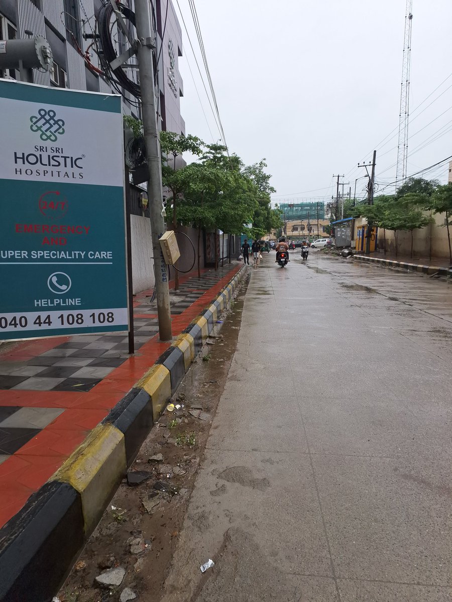 Hello @Director_EVDM <a href="/CEC_EVDM/">Central Enforcement Cell, GHMC</a> <a href="/GHMCOnline/">GHMC</a> , there is a footpath encroachment by Sri Sri Holistic Hospitals, Masjid Banda, Kondapur. Please clear this and let pedestrians and School children (Govt School &amp; Ryan international School) walk in peace.
Loc: maps.app.goo.gl/wvcG5B4wd2Hp8C…
