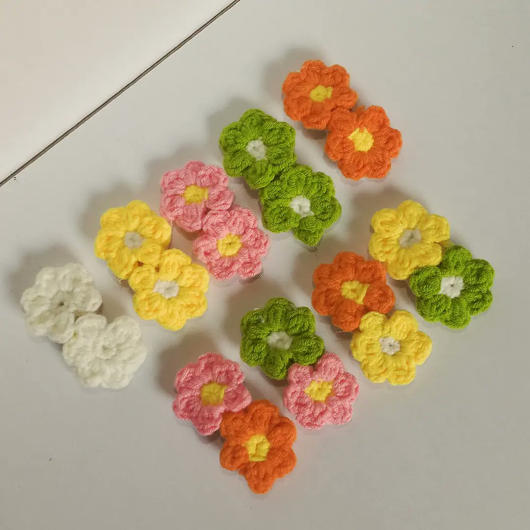 Sungchandeer's tweet photo. Hi guys aku mau jualan jepitan rajut / crochet handmade buatan aku harganya start ±8k-8,5k bisa order via oren. Dom aku ada di bekasi 😊, kalau ada banyak yang minat aku bakalan nambah stock di shopee. 

Help rt/ like guys thank you 🫶🏼 https://t.co/YoE5UHDbJg