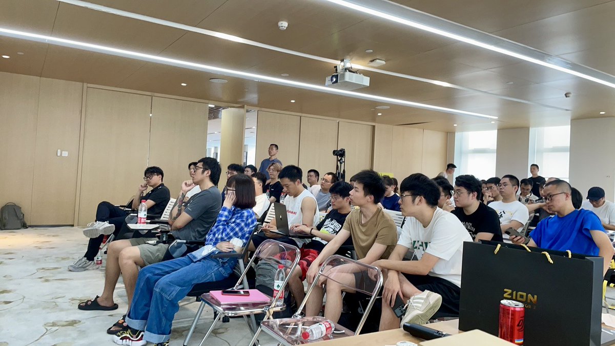 ThonsChang's tweet image. 感谢所有嘉宾、合作伙伴、所有来客,这次杭州见面会顺利举行,充分感受到了大家对于出海和超级个体的热情,就连老天爷都热情难却。我们下次见面会再会,一起踏浪,扬帆出海!
我自己忙翻到黑眼圈头发塌也值了,主持之余在调音台旁边拍了几张照片,聚餐里呲着牙是因为要喊着让大家保持住表情
@chuhaiqu