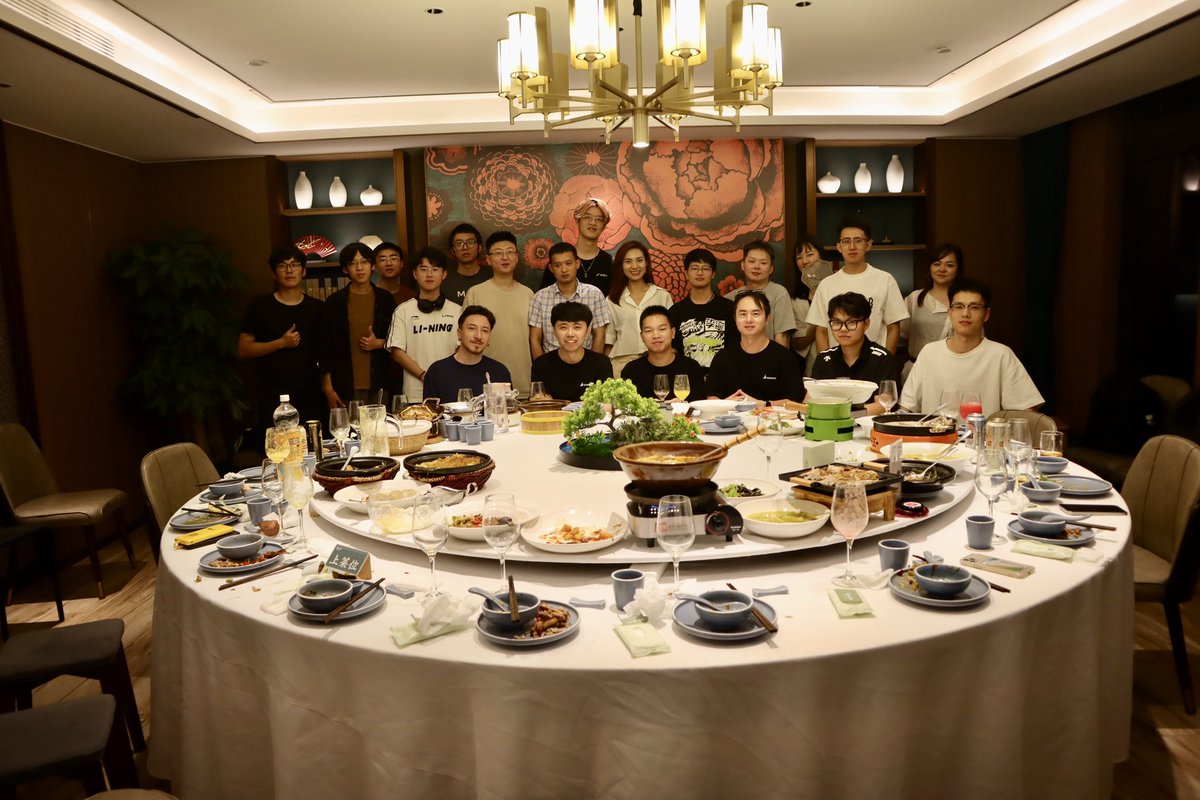 ThonsChang's tweet image. 感谢所有嘉宾、合作伙伴、所有来客,这次杭州见面会顺利举行,充分感受到了大家对于出海和超级个体的热情,就连老天爷都热情难却。我们下次见面会再会,一起踏浪,扬帆出海!
我自己忙翻到黑眼圈头发塌也值了,主持之余在调音台旁边拍了几张照片,聚餐里呲着牙是因为要喊着让大家保持住表情
@chuhaiqu