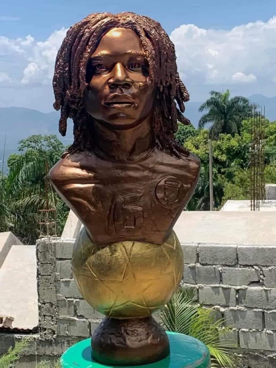 MethelusMondy's tweet photo. 🇭🇹 Lobenson Civilma imòtalize Melchie Daelle Dumornay/Corventina! Nap raple se pa premye zèv li, li te reyalize pòtrè Phillipe Vorbe deja. Nou kontakte l nan +509 37451160 https://t.co/GSxBR2SoQl