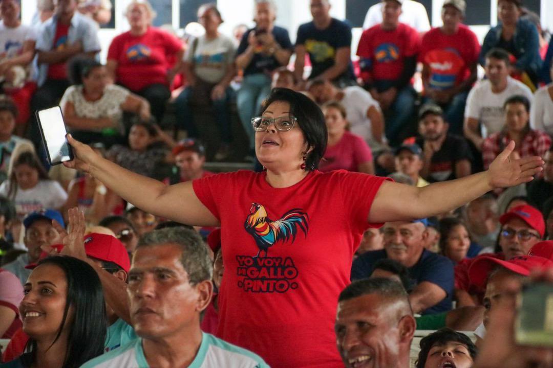 Feliz domingo!
Anoche conversando con unos compañeros de Argentina, reflexionamos  sobre la necesidad de ganar las elecciones presidenciales en Venezuela con nuestro candidato <a href="/NicolasMaduro/">Nicolás Maduro</a> 
La llegada de Milei a la casa rosada trajo una desgracia total a la Argentina, en la