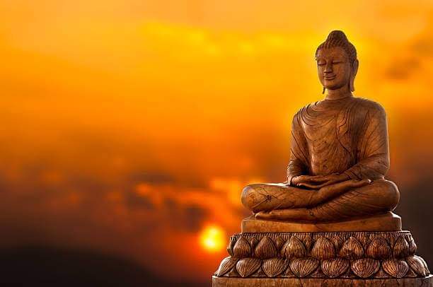 "अपना गुरु स्वयं बनो" का अर्थ यह नहीं कि लोगों की बात ही न सुनों, बल्कि सबसे महान गुरु बुद्ध को भी वर्षों लगे थे चीजों को जानने/समझने और उनपर लोगों के अनुभव को सुनते हुए। फिर उन्हें स्वयं जाँच-परखकर बुद्ध ने उपदेश दिए जो आज भी प्रासंगिक हैं और कल भी रहेंगे थोड़े परिवर्तन के साथ