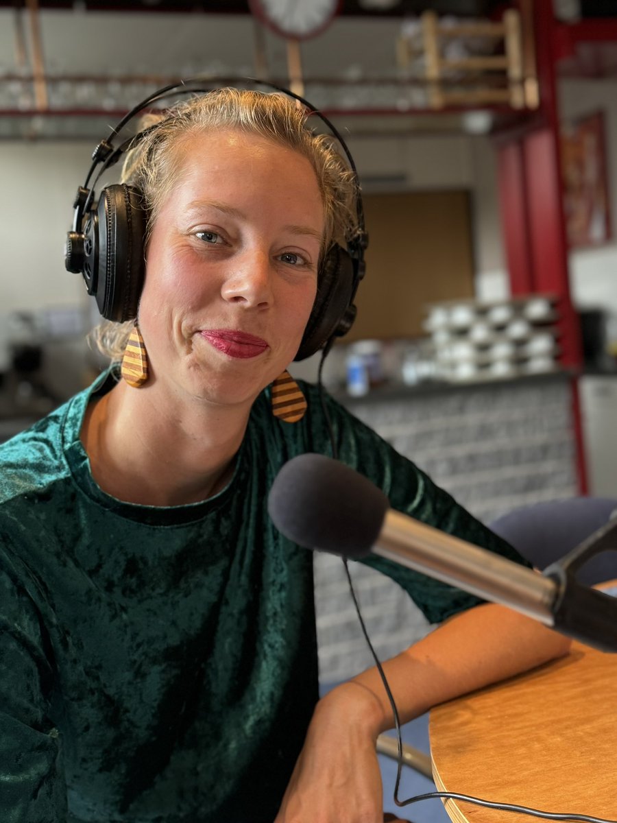 EvaKosto's tweet photo. Vandaag met klimaatburgemeester Josefien de Bruin bij @gouwestadradio vertelt over de #Groene4Daagse en de Wandelende Bomen in Gouda. Ook bijdragen aan dit verbindende project?
https://t.co/vXWDKaIHBD @GoudaBruist https://t.co/hzY6mx3NAj