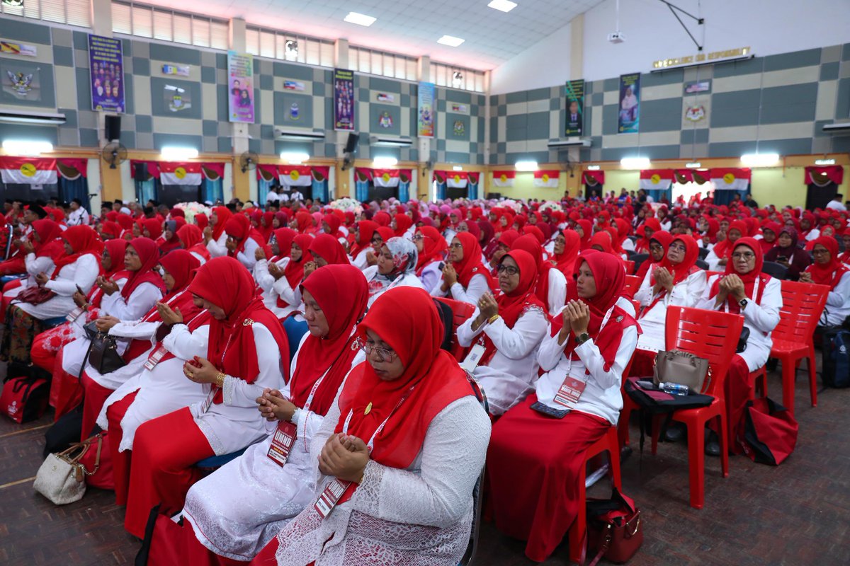UMNOPerak's tweet photo. Mesyuarat Perwakilan UMNO Bahagian Lenggong Tahun 2024 Di Maktab Rendah Sains Mara, Gerik. 

Mesyuarat telah dirasmikan sendiri  oleh YAB Dato Seri Saarani Mohamad Pengerusi Perhubungan UMNO Negeri Perak merangkap Menteri Besar Perak serta Ketua UMNO Bahagian Lenggong. https://t.co/VrMtAJxCzS