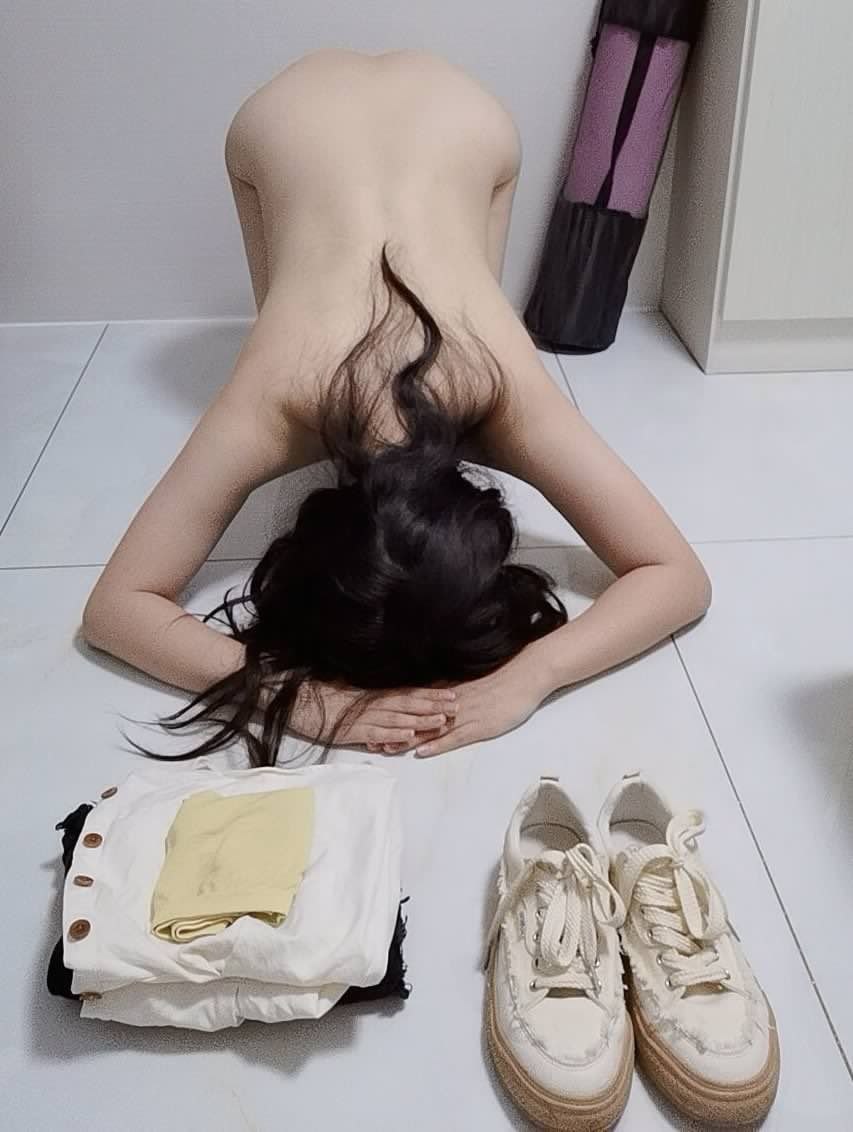 chuxia5230's tweet photo. 这才是正确的打招呼方式
跪要标准趴姿
趴要标准跪姿
平常
父母眼里的乖女儿
同学眼里的白月光
老师眼里的品学兼优的好学生
别人触不可及觉得很好冷的你
背地里
伸着舌头掰开双腿的你
上下真空楼梯露出的你
浑身全裸蹲在公园的你
不穿衣服勾引外卖的你
看着任务淌着淫水的你
看着推特思考犹豫的你 https://t.co/NXYylITJn8
