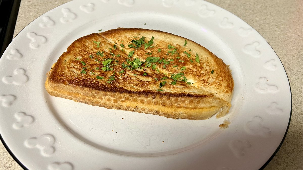 jahdaic's tweet photo. You ever eat something so good that you get a rush of dopamine. It’s like a food high.

Grilled cheese on sourdough bread with beer cheese, cheddar cheese curds and a ton of butter. https://t.co/IFH3iBjPK1