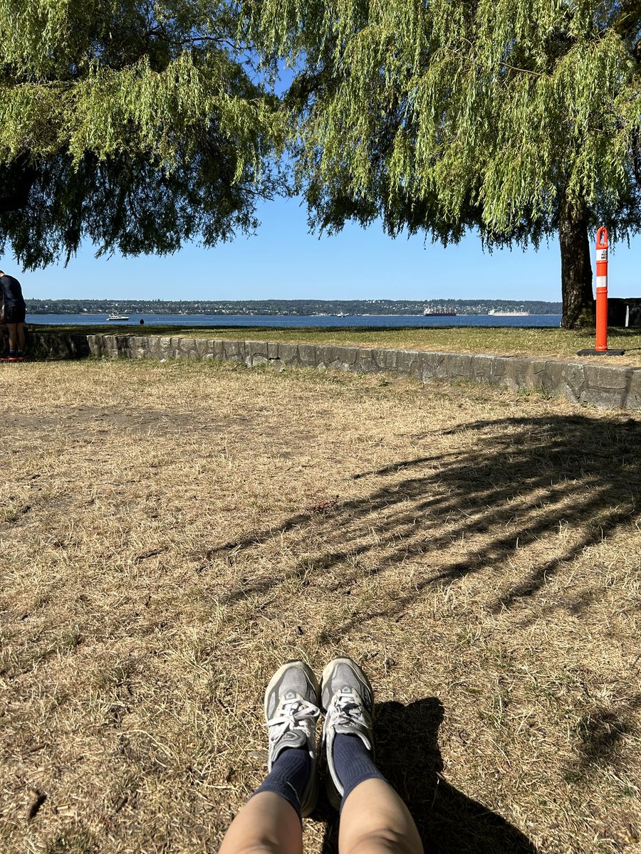 Happyfe_et's tweet image. 살면서 용감해져야 하는 순간들이 온다. 그럼 그때는 용기를 내야해. 인생이 바뀔지도 모르거든.