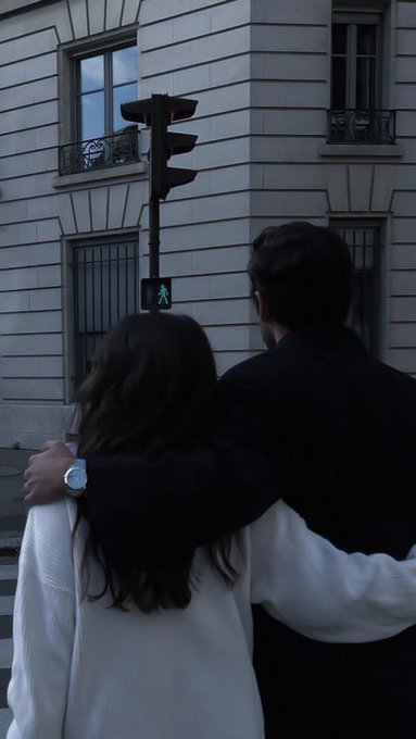 العلاقاتِ لا يُبقيها الحُب، ما يُبقيها هُو الأماَن وعَدم الخَوف من الغدر وتقلُب الرأي، فحيثُما كان الأمَان، وُجد الاستِقرار والاطمَّئنان.💜