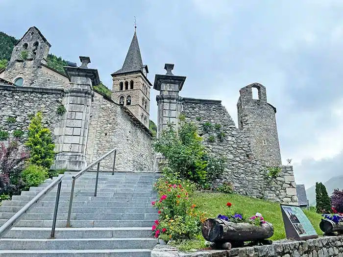 VeroSinmapa's tweet photo. 😎 ¿Buscas un destino mágico en los Pirineos?
🏰 #Arties en el Valle de Arán te espera con su encanto histórico y paisajes de ensueño. #ValdAran
💚 Descubre qué ver y hacer en esta guía que preparé para ti: https://t.co/g3FAfwDpGS https://t.co/yPjloIPYCQ