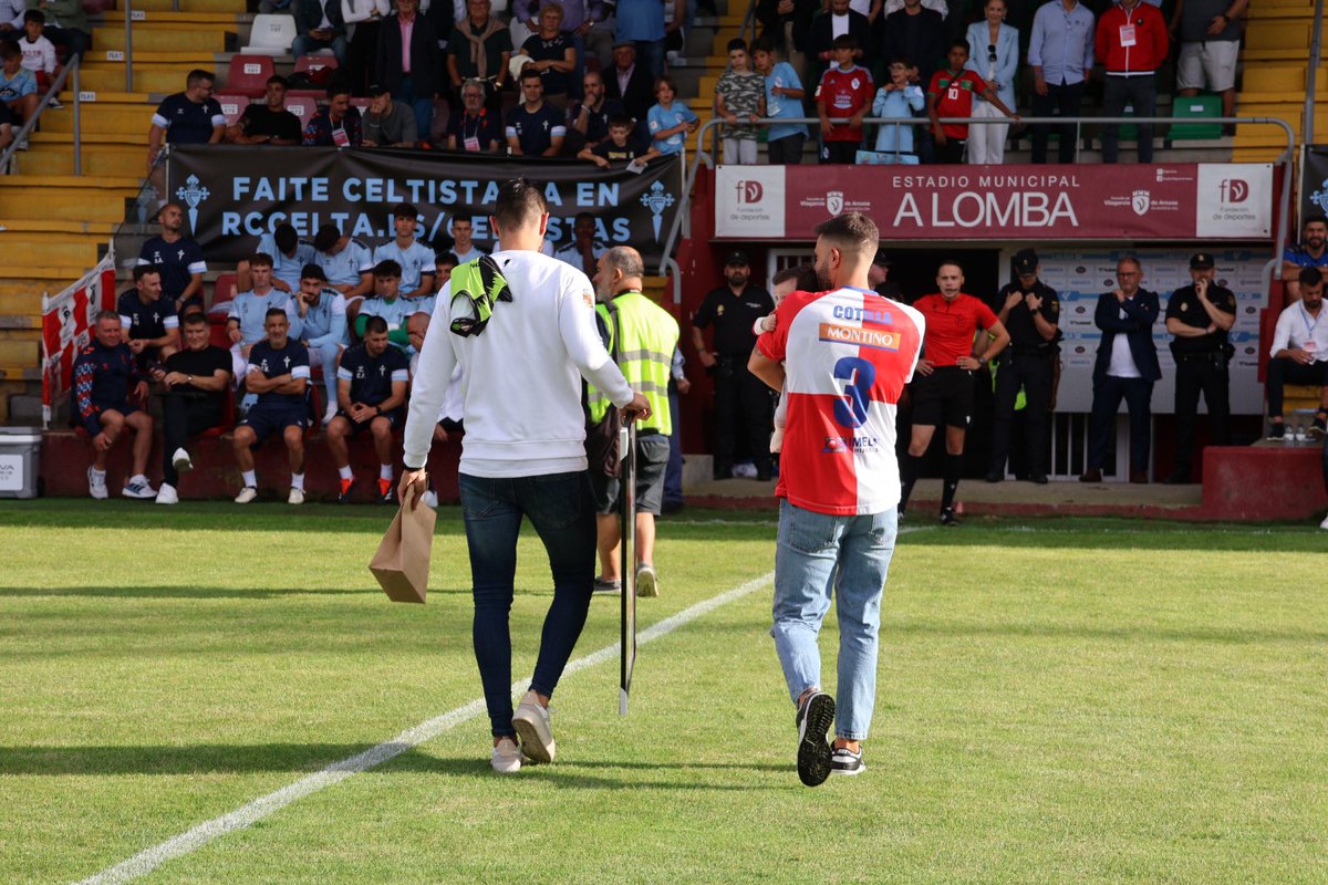 ❤️🤍 Manu e Coti, sempre arlequinados 

🥹 Unha homenaxe especial e merecida para dúas persoas especiais, que onte se despediron da Lomba. Moita sorte en todo o que veña! 

#ArosaSC