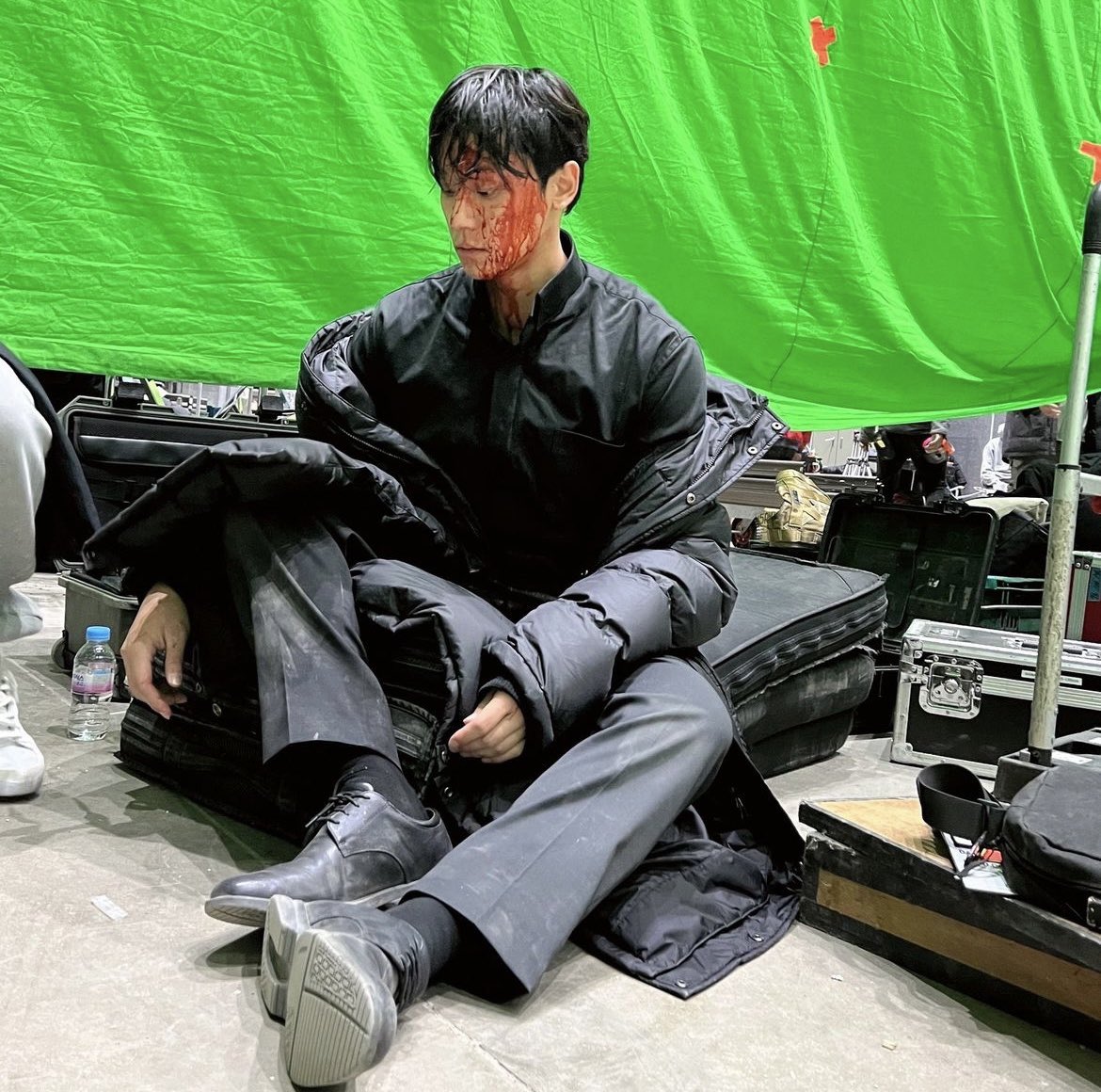 ari_ck0411's tweet photo. 피칠갑을 해도 사제복을 입어도 초록색배경이라도 그의 얼굴은 고트하다… 이도현이 말아주는 이은혁…🦊

#이도현
#이은혁 https://t.co/DlG6yJyBUK