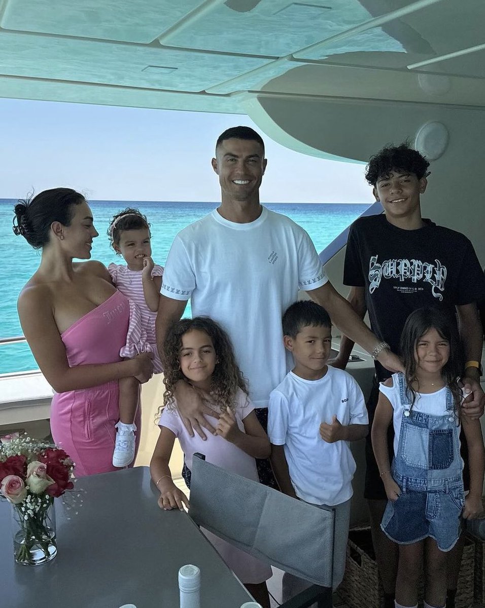 BlueboyCR7's tweet photo. Cristiano Ronaldo con su familia de vacaciones. https://t.co/tgU4O2NerJ