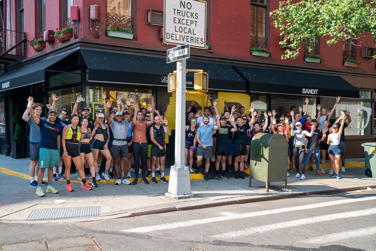 kevinrunsnyc's tweet photo. Great run today with @PitchandrunNYC @FoundersRunClub hosted at the @banditrunning West Village location https://t.co/Kwlcon1OTQ
