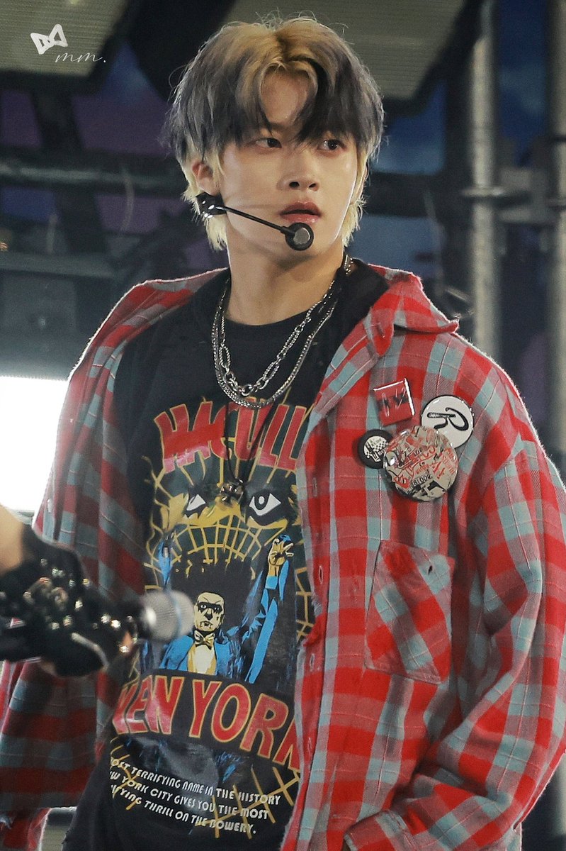 f3llaz2's tweet photo. KPOP TWITTER WHO IS HE??!!?? https://t.co/OWosbWJc7q