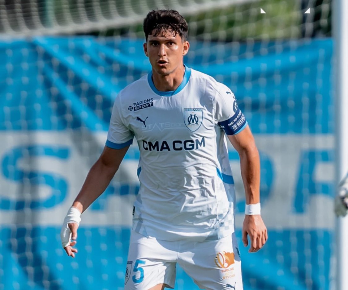 Le flow intergalactique de Leonardo Balerdi avec le brassard de capitaine ! 🇦🇷©️