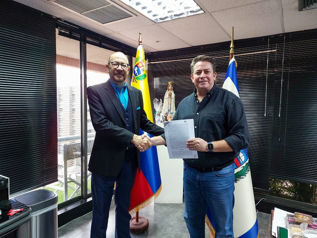 Chacao's tweet photo. El alcalde @duquegustavoS y la Alcaldía de Chacao firmaron un convenio con el Instituto @isum_com_ve a través del cual se ofrece un descuento de 5% en la matricula de pregrado y 10% en programas del centro de extensión de @ceu_isum.

¡En Chacao impulsamos la educación! https://t.co/Xm11JlHPwo