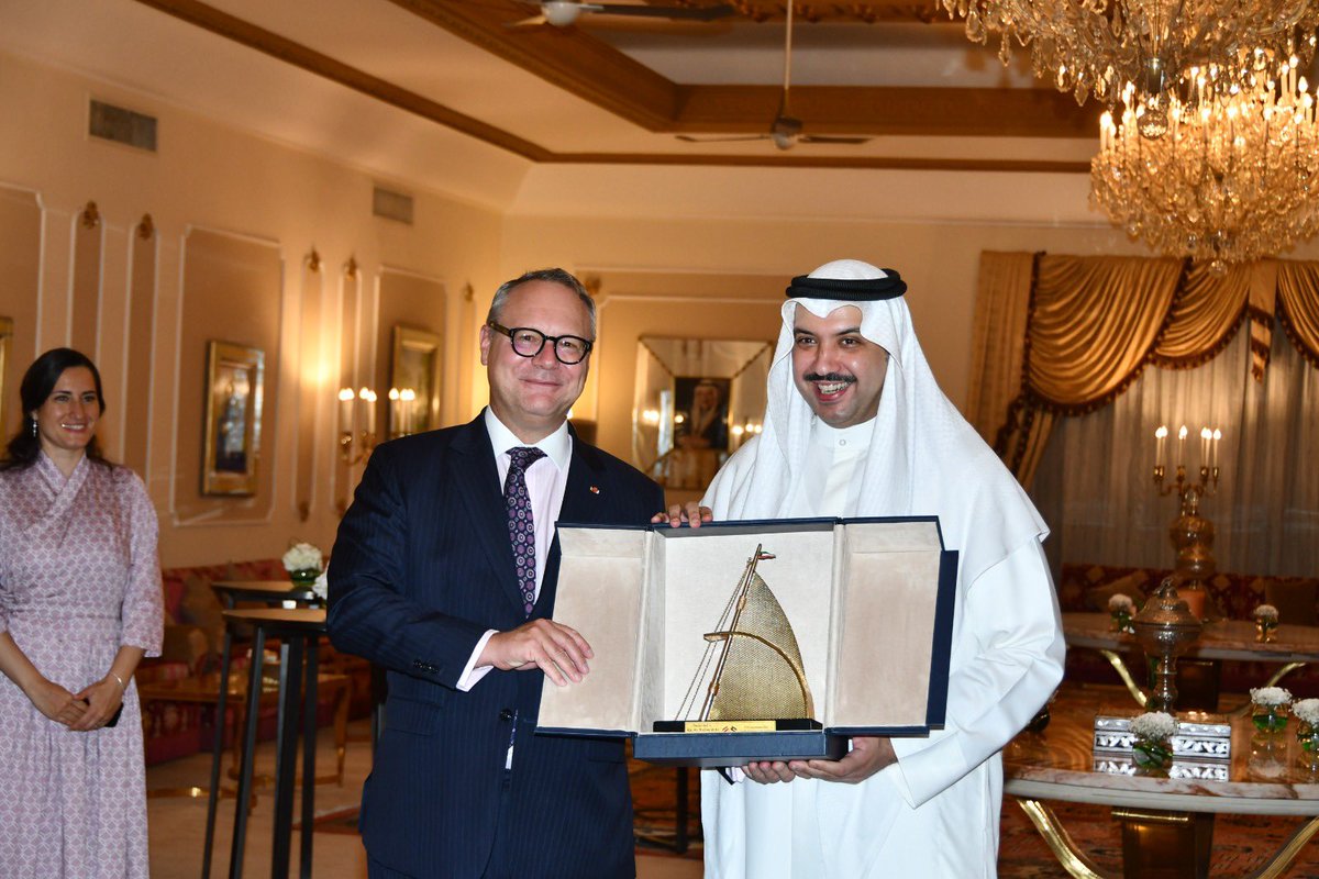 AustriainKuwait's tweet photo. Verabschiedung des österreichischen Botschafters in Kuwait, Marian Wrba, anlässlich des Endes der Amtszeit durch den Vorsitzenden der kuwaitisch-österreichischen Freundschaftsgesellschaft Scheich Mubarak Al-Abdullah Al-Sabah im Weißen Palast https://t.co/MnHUJUT5ln