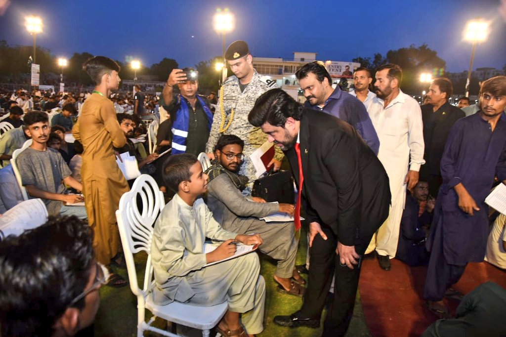 Ommiyar's tweet photo. گورنر سندھ کامران ٹیسوری لوگوں کی خدمت میں سب سے آگے واحد گورنر ہے عوام کے لئے بہترین کام کر رہا ہے کامران ٹیسوری نے ثابت کردیا کہ آپ کراچی ہی نہیں حیدرآباد کے بھی مسیحا ہیں ۔
#AwamiGovernorInHyd https://t.co/zpOYMR53l1