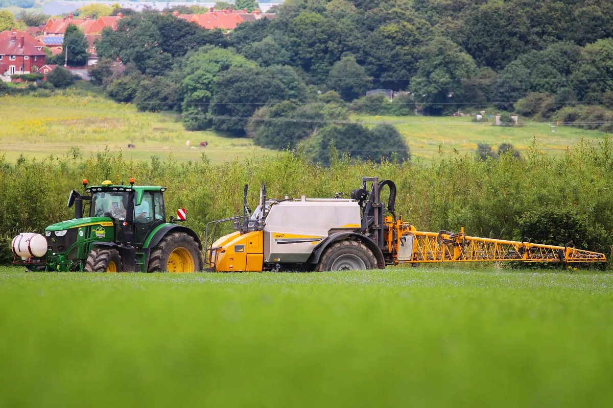 profiMagazin's tweet photo. Hier ist ein #JohnDeere 6R 250 mit einer #Chafer Anhängefeldspritze zu sehen. https://t.co/m7SZmK7FBo