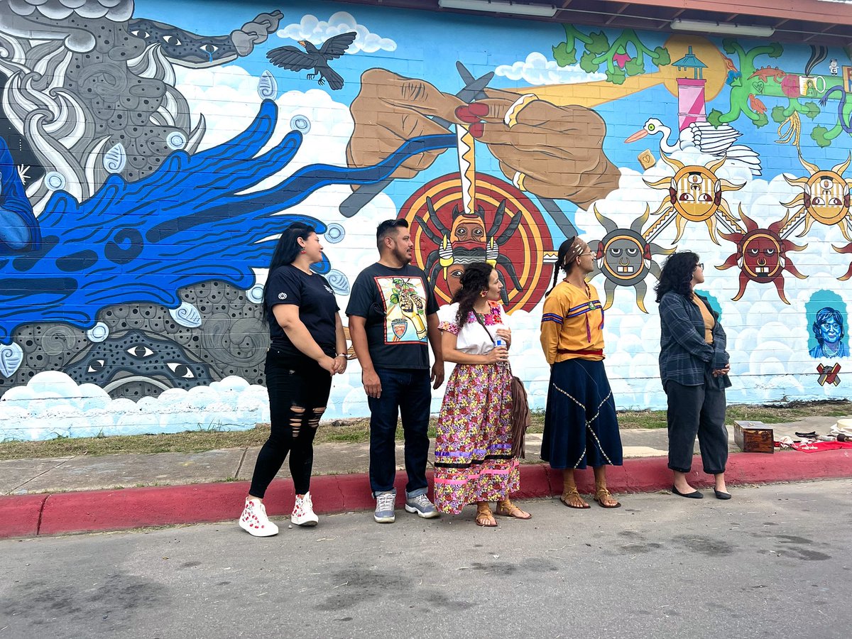 XicanX2070's tweet photo. Que hermoso es convivencia ✨
Que vive arte, cultura, y la causa ✨

#Aztlan #30thAnniversary #CommunityMural #SanAnto https://t.co/oGJEPvNnwU