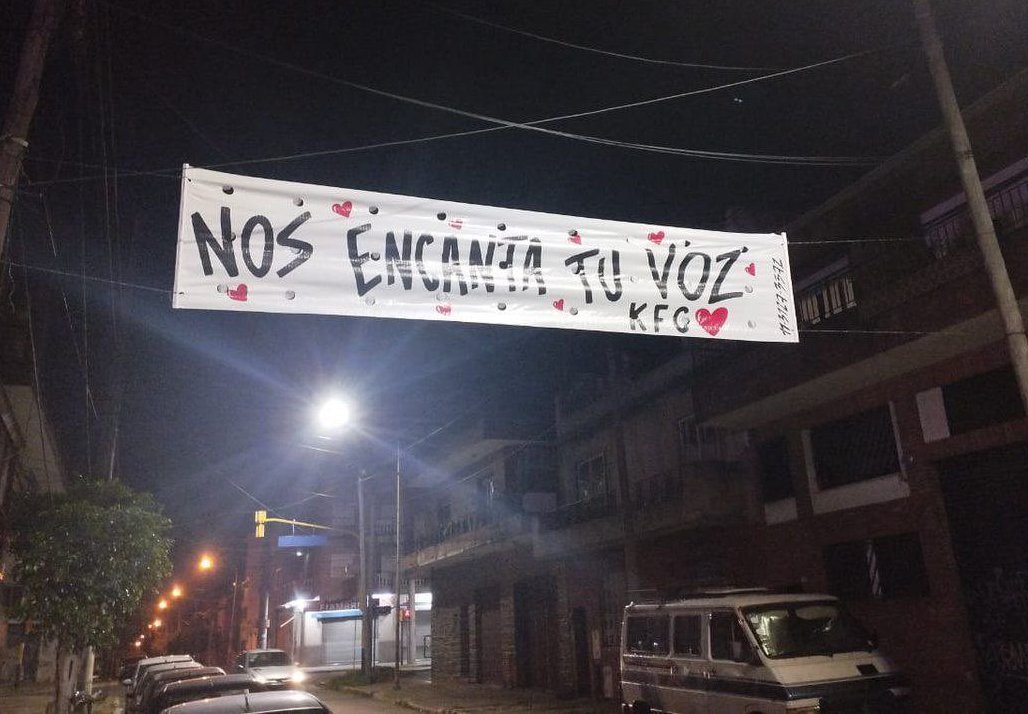 mis2centavos's tweet photo. Este es el pasacalle que una de las banditas dirigidas y alentadas por Santiago Caputo hizo colocar frente a la casa de @_venusandmars, luego de enviarle videos masturbándose con su voz de fondo.

El acoso, el hostigamiento y las amenazas no son solo "digitales". https://t.co/Z7ynEYpX45