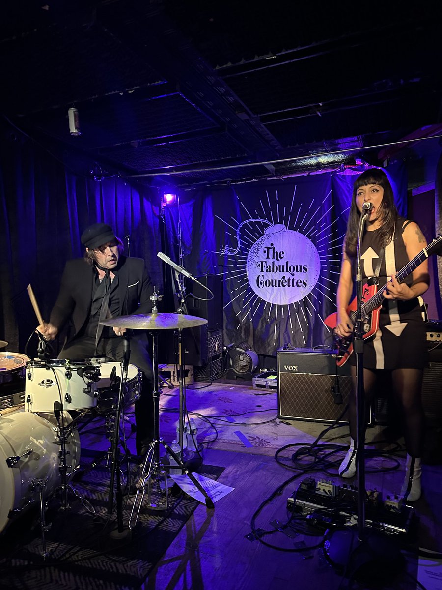 PattyPinopower's tweet photo. Go see ⁦@thecourettes⁩ 💣💥 at a live music venue near you. They are on their US tour right now, and they are FUN &amp; FABULOUS!! Thanks, ⁦@cafenine⁩ for having them back in #NHV again. Great show! 🎵 https://t.co/CFbzMCcsMo