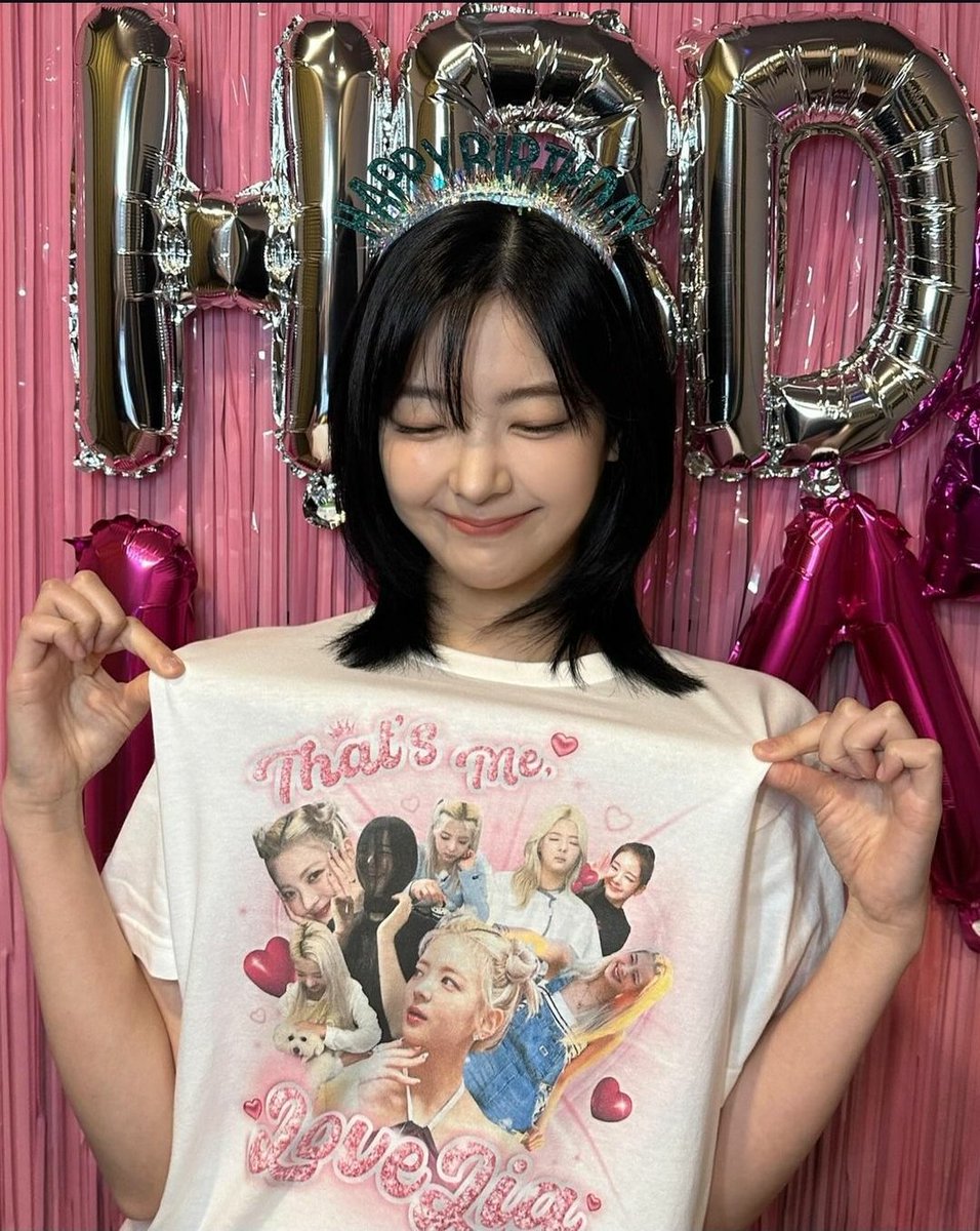 liatamales's tweet photo. i need this shirt SOOO FCKING BAD https://t.co/lezCyUWXJ1