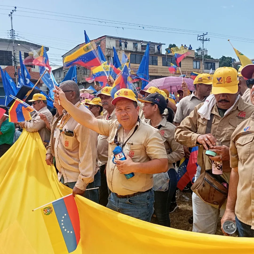 Gran cierre de Campaña del presidente Nicolás Maduro en Ciudad Guayana donde fue impresionante la participación de los pueblos, comunidades municipios  y sus Empresas Básicas respaldando al candidato del amor y la Paz nuestro"🐓 pinto"
#FerrominerosPresente 
<a href="/Ferrominera_CVG/">Ferrominera Orinoco</a>