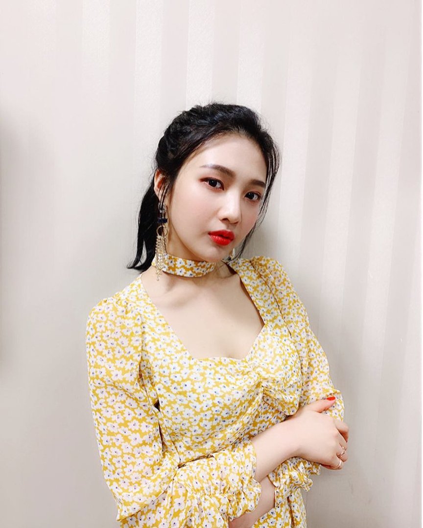 ℂomo arte de 𝚖agia aparezco de 𝚙ollito 🐥♡ uno bien desplumado por el laburo, casi me toca usar la peluca 𝚑oy. 𝙳ormí tarde por ver hotd, no pasó nada interesante pero presiento que hoy lloraré.

   𝔰u𝐧n𝕪  𝑑a𝚢  🐇 ָ࣪  #𝙽ān𝕒