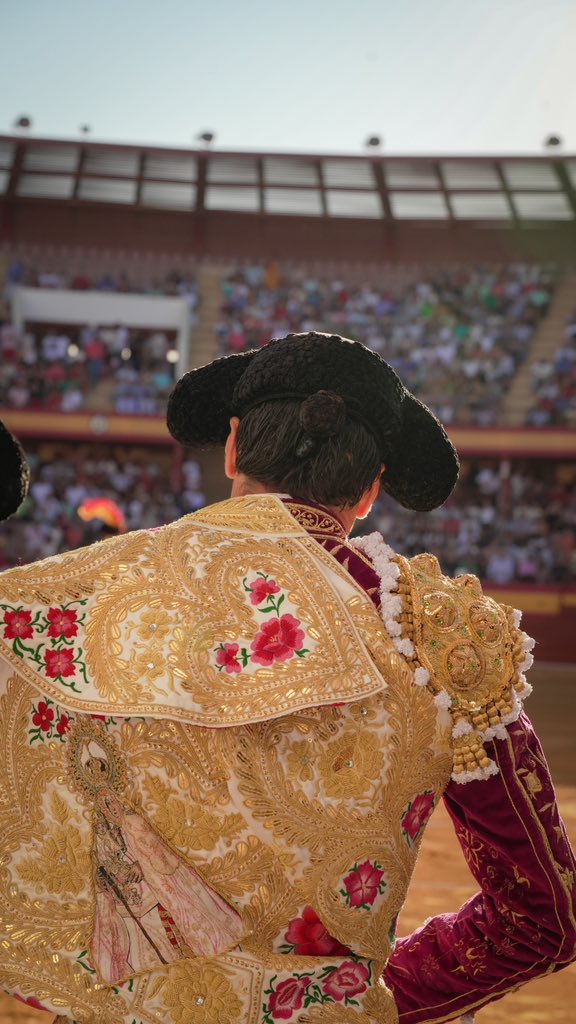 📍|| 𝗥𝗢𝗤𝗨𝗘𝗧𝗔𝗦 𝗗𝗘 𝗠𝗔𝗥

Arranca la tarde en el coso almeriense con gran ambiente en los tendidos en esta tarde calurosa

Emilio de Justo de buganvilla y oro lidiará en 1er y 4º lugar

#EDJ2024 <a href="/Torosenroquetas/">Plaza de Toros de Roquetas de Mar (Almería)</a>