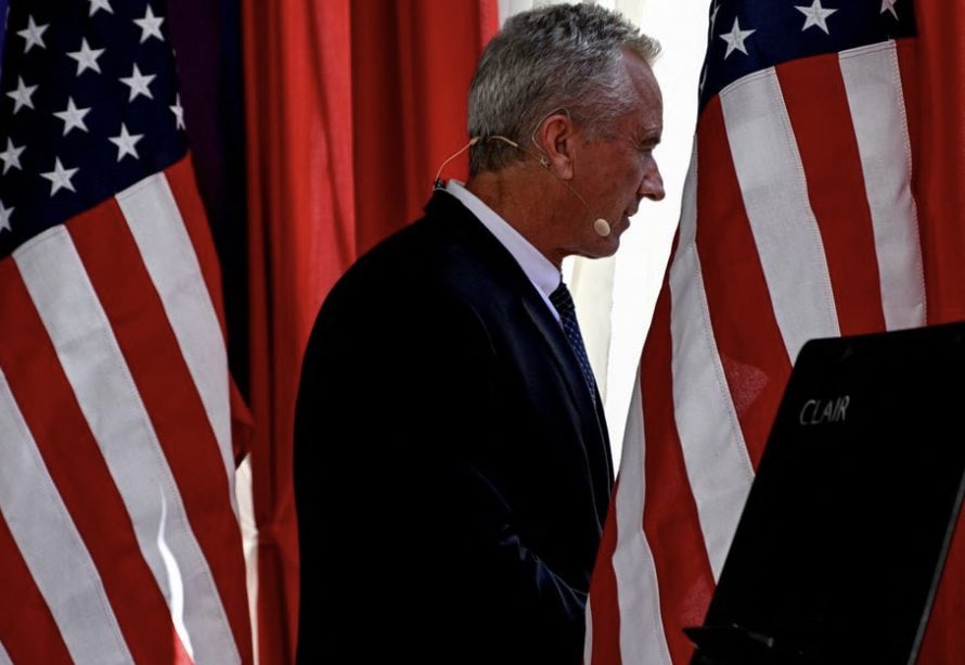 Holden_Culotta's tweet photo. Joe Biden drops out of the 2024 election.

Democrats: There is only one candidate who can win against Trump.

Polls show that Harris, Newsom, and Whitmer will all lose to Trump.

Polls show that RFK Jr. will win against Trump in a landslide. https://t.co/nlYg4SBMks