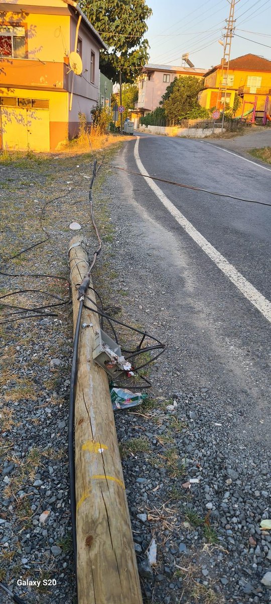 Zonguldak ili Alaplı ilçesine bağlı Büyüktekke köyünde Saman yüklü havaleli kamyonlar Türk Telekom’a bağlı telefon tellerini koparttı bazı telefon direklerini yerinden çıkarttı bazı direkleri kırdı. Bu olaydan dolayı Büyüktekke Köyünde altı(6) günden beri telefon ve İnternet yok.