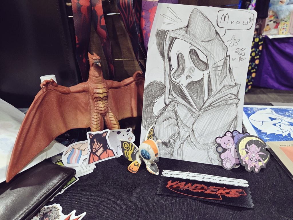 KingSmiggles's tweet photo. This con has been absolutely amazing. 

I had one person come and talk gorilla with me, then return the next day to give me rodan and mothra figures

Then someone drew a kitty Ghostface for me
And several other people come by to give me stickers

Thank you for these memories https://t.co/gANf6xJJzm