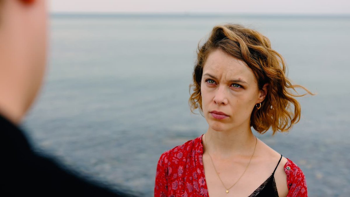 “Bir gün bu orospu çıkageldi. Hiç unutmam, görür görmez cız etti içim. Böyle basma bi etek dizine kadar, çorap yok, üstünde açık bi bluz, saçlar maçlar... Pırlanta anlayacağın. Şunun bunun fiyatını sordu, dalga geçti benimle. Kanıma girdi o gün.”