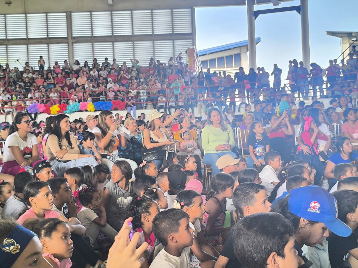 #21Julio || Gracias al apoyo del Presidente de la República <a href="/NicolasMaduro/">Nicolás Maduro</a> al Gobernador @josemasquez,  y la <a href="/AlcRoscioNieves/">Alcaldiaroscionieves</a> el día de ayer celebramos el "Día del Niño y la Niña" con un gran Show en Vivo en el Municipio Roscio, seguimos #TrabajandoMásQueHablando