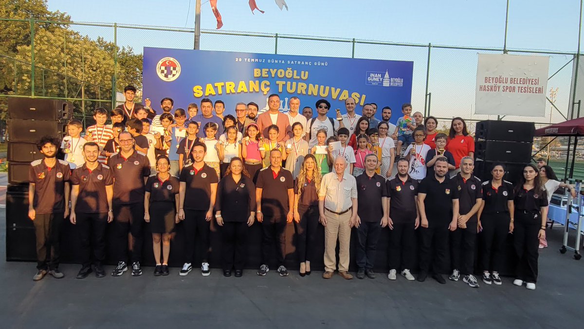 Muhteşem bir satranç turnuvasını geride bıraktık.

3 ülke, 500 sporcu, 10 kategori, 30 kupa ve 80 madalya! 🥇

Beyoğlu Belediyesi Satranç Turnuvası'nda yarışan tüm sporcularımızı tebrik ediyoruz.