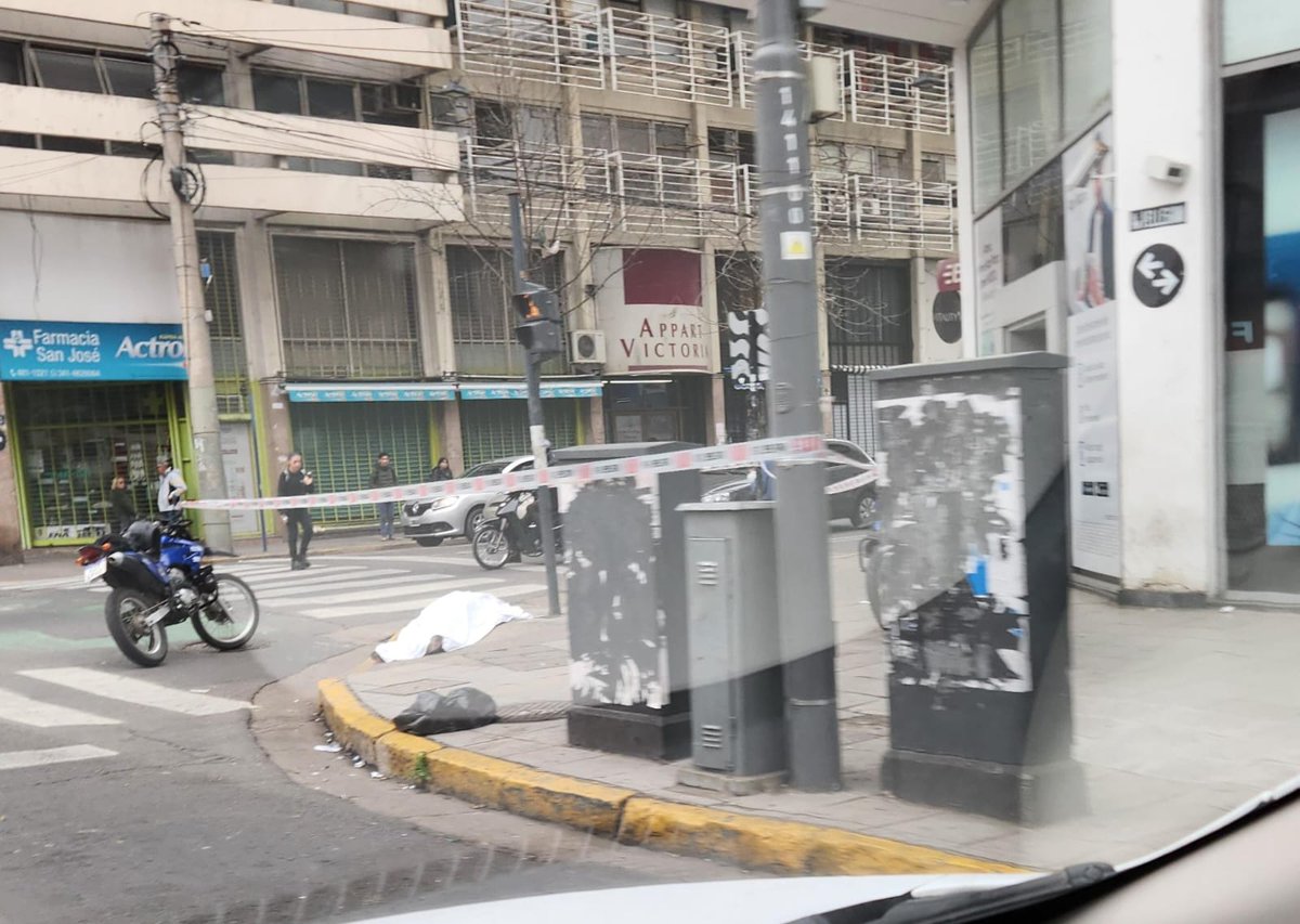 Fallecido en Corrientes y Pellegrini.  Pase hace casi 3hs y sigue ahí. Desconozco desde que hora está. Solo acordonaron la zona y 2 custodios. Total normalidad.  Cero noticias en los medios. <a href="/RosarioAlerta/">Rosario Alerta</a> <a href="/teleferosario/">Telefe Rosario</a>