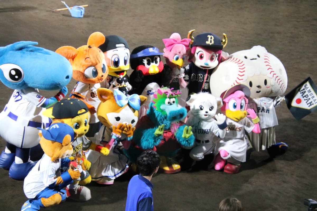 kt_phot2's tweet photo. マスコット写真ありすぎるけどとりあえず集合写真で今日はおわりおやすみなさい　#フレッシュオールスター https://t.co/bhz1T49RM0