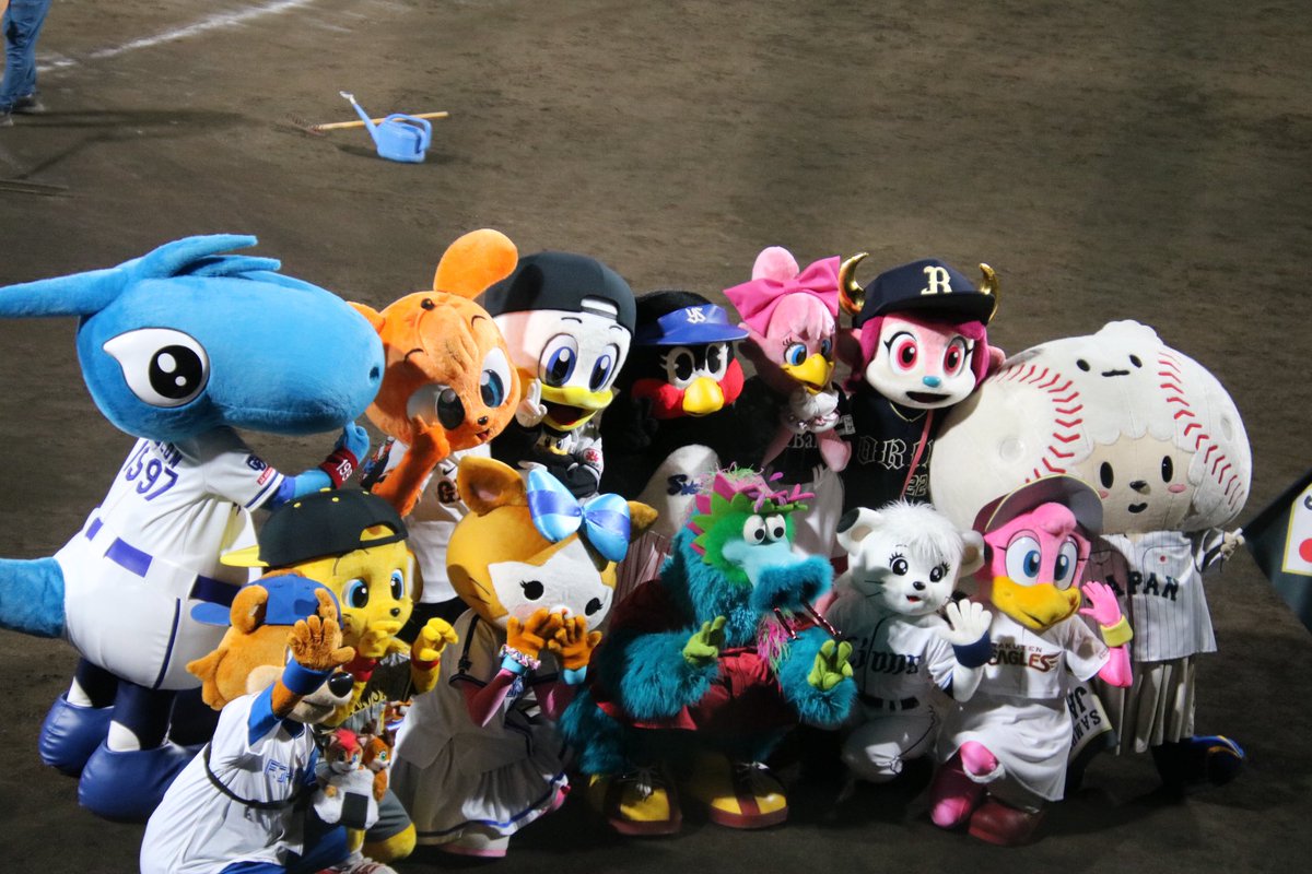 kt_phot2's tweet photo. マスコット写真ありすぎるけどとりあえず集合写真で今日はおわりおやすみなさい　#フレッシュオールスター https://t.co/bhz1T49RM0