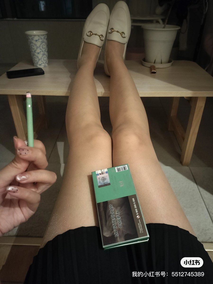 烟和寂寞哪个浓. Smoking lonely #黑丝 #肉丝