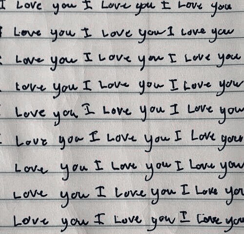 "Amo-te tanto. E nunca te beijei. 
E nesse beijo, amor, que eu não te dei, guardo os versos mais lindos que te fiz.

Florbela Espanca."