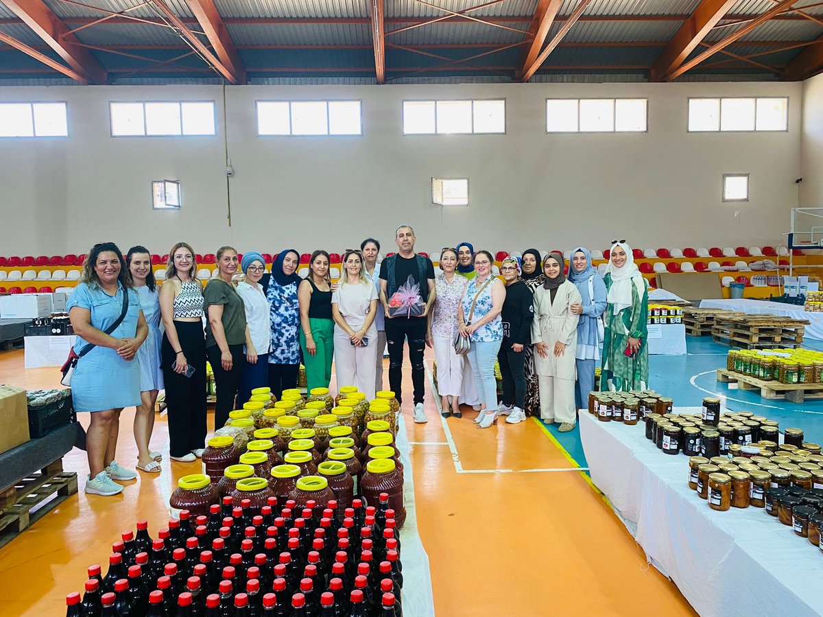 Hatay. 
Kadın kooperatiflerini güçlendirme adına
25 kadın kooperatifinin ürettiği tüm ürünleri Ahbap olarak satın aldık.
Bu ürünlerin tamamını konteynerlarda kalan vatandaşlarımıza dağıtacağız.
Ve bundan sonra ne üretilirse satın almaya devam edeceğiz.🙏
<a href="/ahbap/">Ahbap</a> <a href="/HatayValiligi/">T.C. Hatay Valiliği</a>