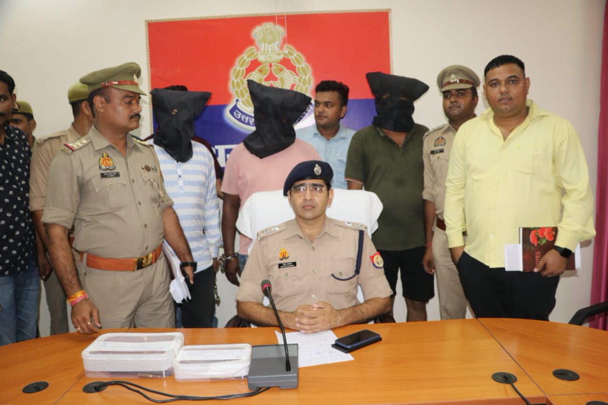 hathraspolice's tweet photo. थाना कोतवाली नगर पुलिस एवं एसओजी टीम की संयुक्त कार्यवाही मे थाना कोतवाली नगर क्षेत्र मे एक व्यक्ति की हुई हत्या की घटना का सफल अनावरण करते हुए घटना कारित करने वाले 03 अभियुक्तो व 01 अभियुक्ता को किया गिरफ्तार, कब्जे से 02 तमंचे, 04 जिन्दा व 01 खोखा कारतूस व 01 मोटरसाइकिल बरामद https://t.co/YJ4sgxZ3Qc